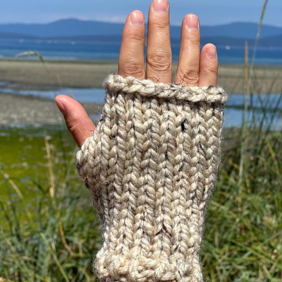 Hand Knit Chunky Wool Fingerless Gloves ~ Unisex - Picture 1 of 7